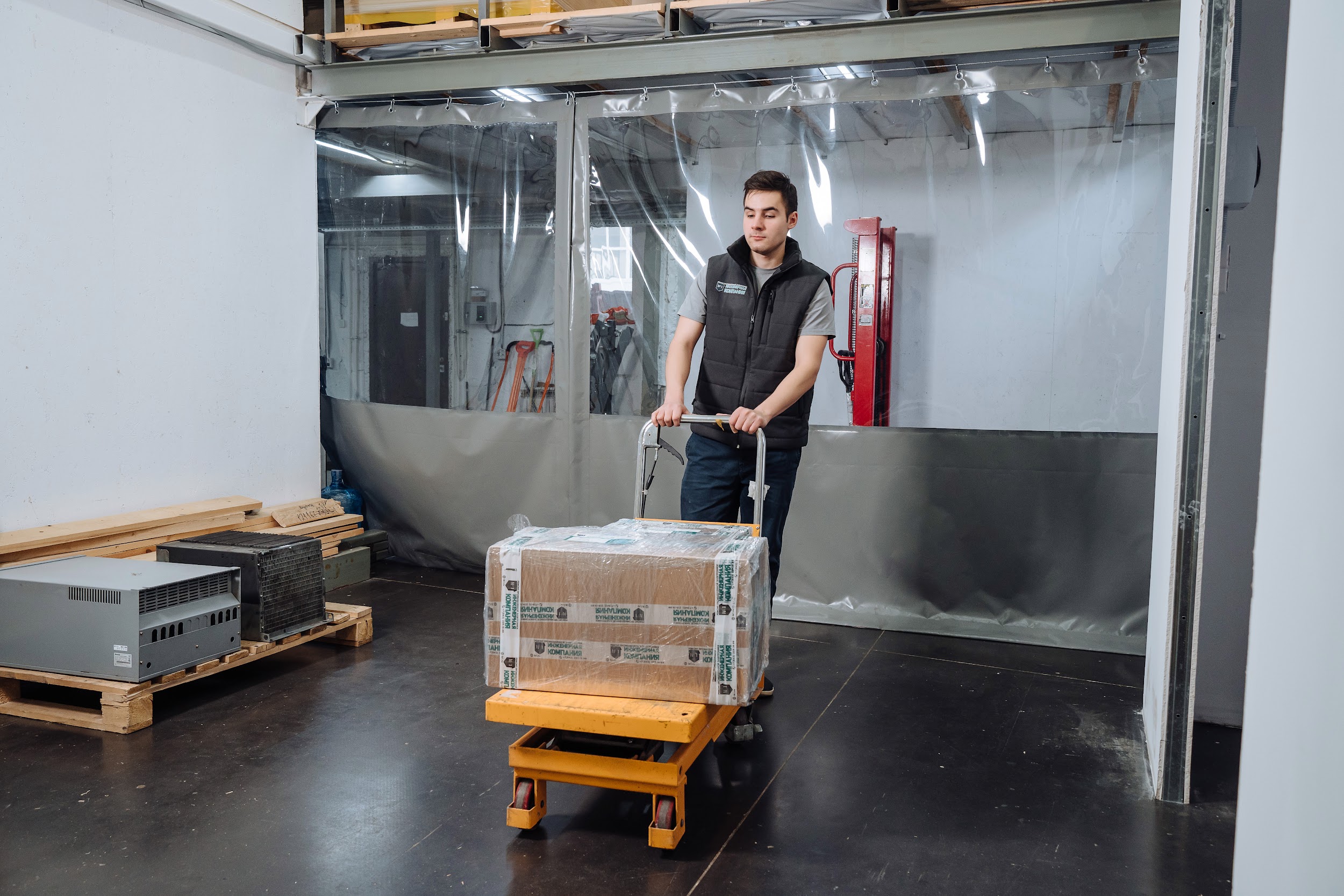 Работник склада